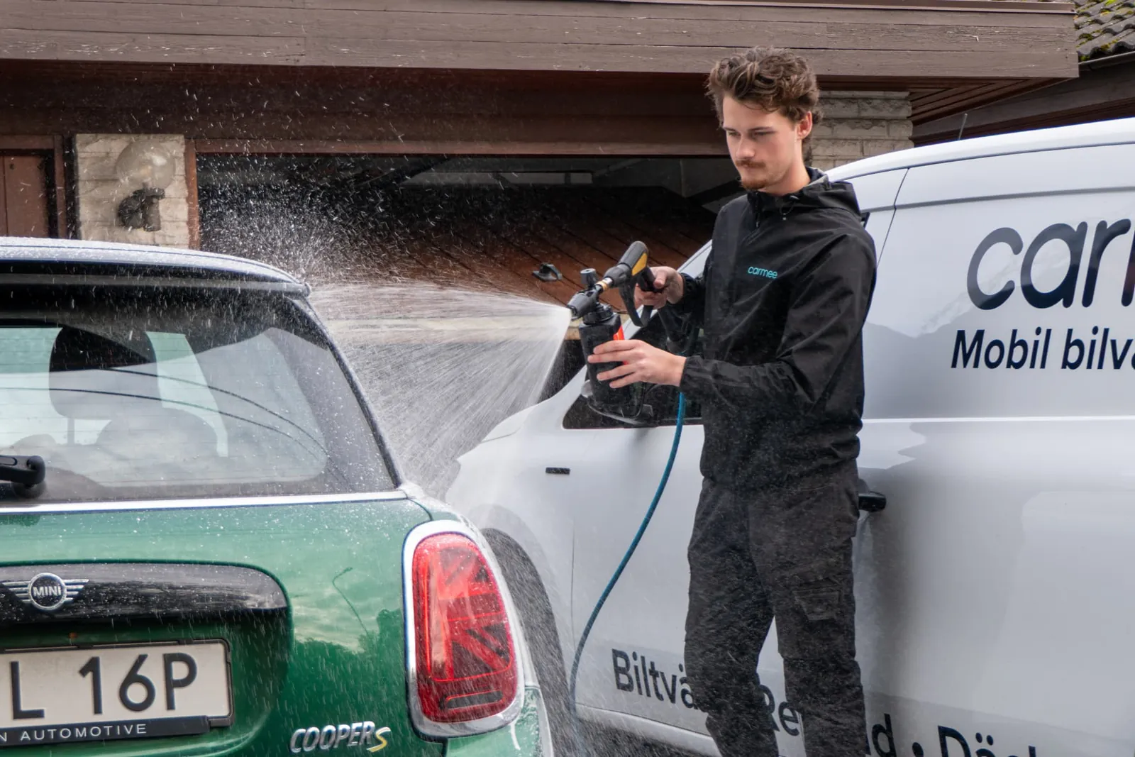 Carmee tvättar en Mini Cooper hos kunden