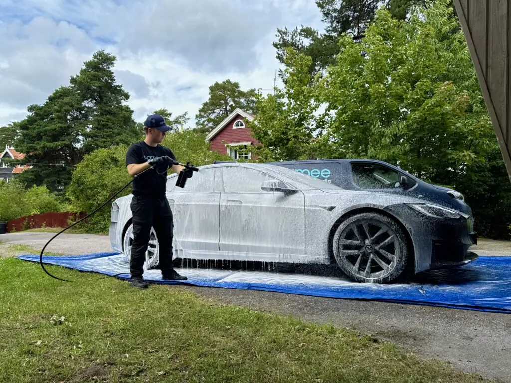 Carmee tvättar en bil